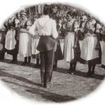 Nácvik tancov Baníckeho poriadku v Novej Bani v roku 1938. Foto Alexander Várady.